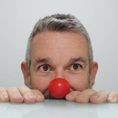Retrat de Francesc Esteve amb nas de pallasso vermell