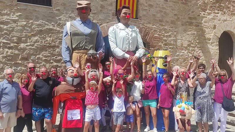 Colla de gegants de Vilanova d'Espoia amb nassos vermells posats
