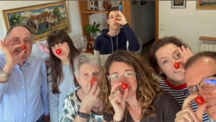 Grup de persones grans a la platja fent-se una foto amb el nas vermell